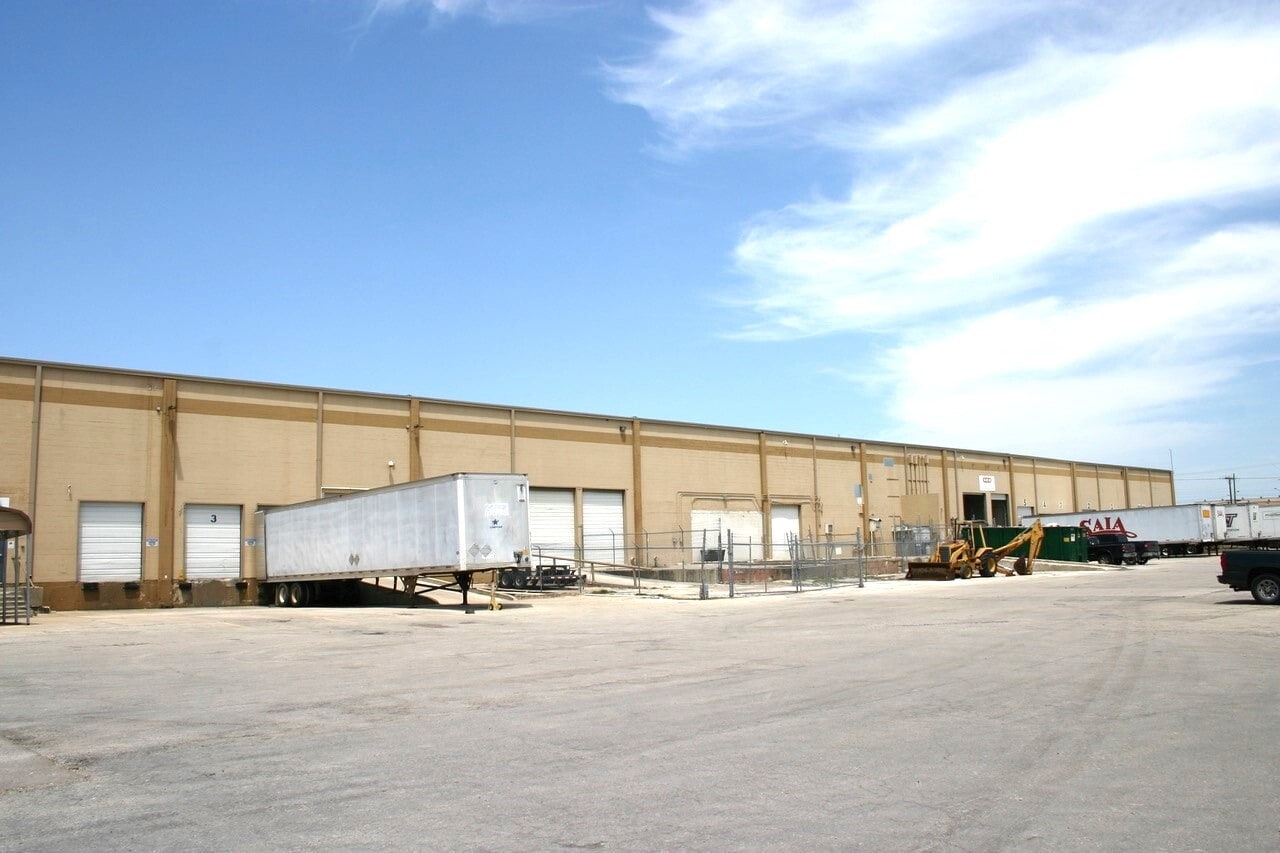 4430 Director Dr, San Antonio, TX à louer Photo de l’immeuble– Image 1 sur 3