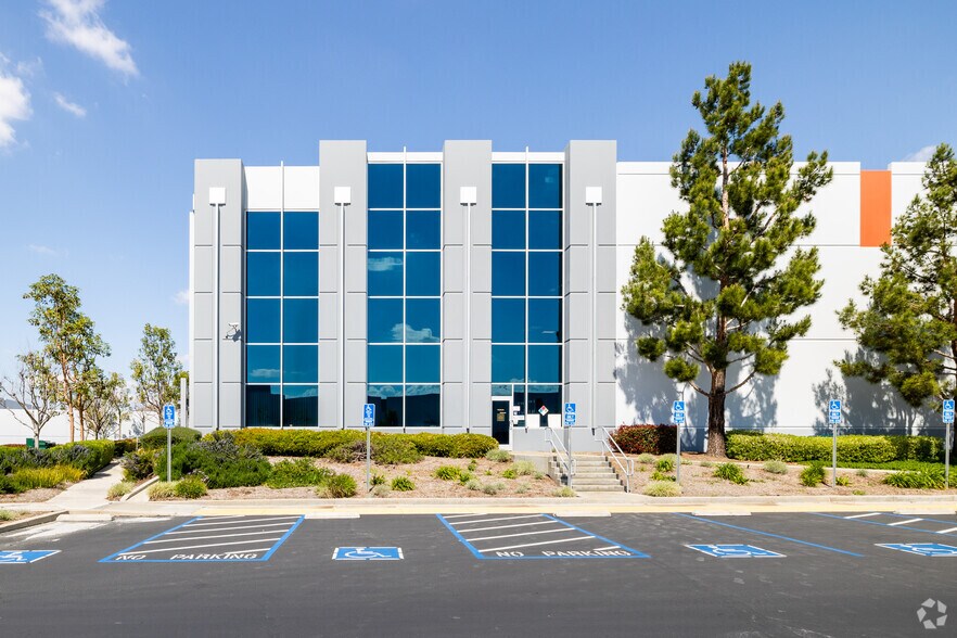 6860 Sycamore Canyon Blvd, Riverside, CA à louer - Photo de l’immeuble – Image 2 sur 7