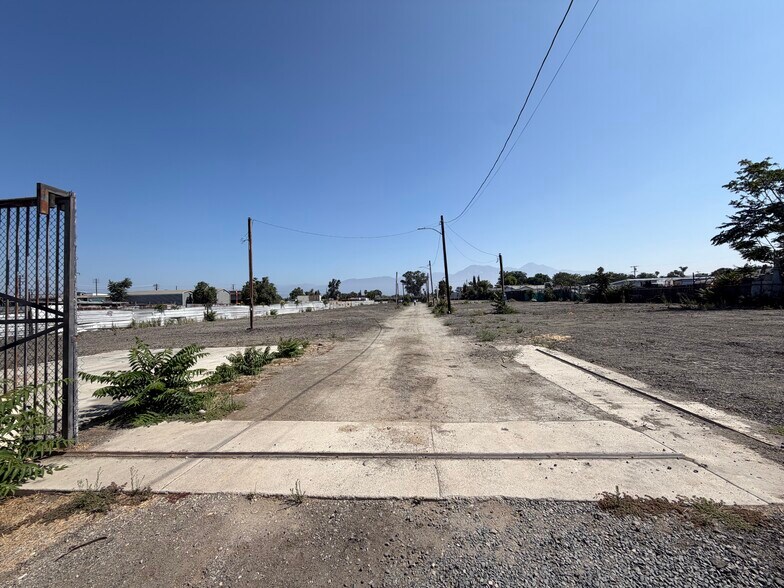 E 9th St, Pomona, CA à louer - Photo de l’immeuble – Image 2 sur 7