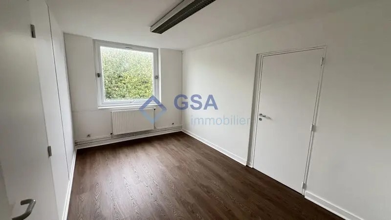 Bureau dans Évry-Courcouronnes à louer - Photo de l’immeuble – Image 2 sur 6