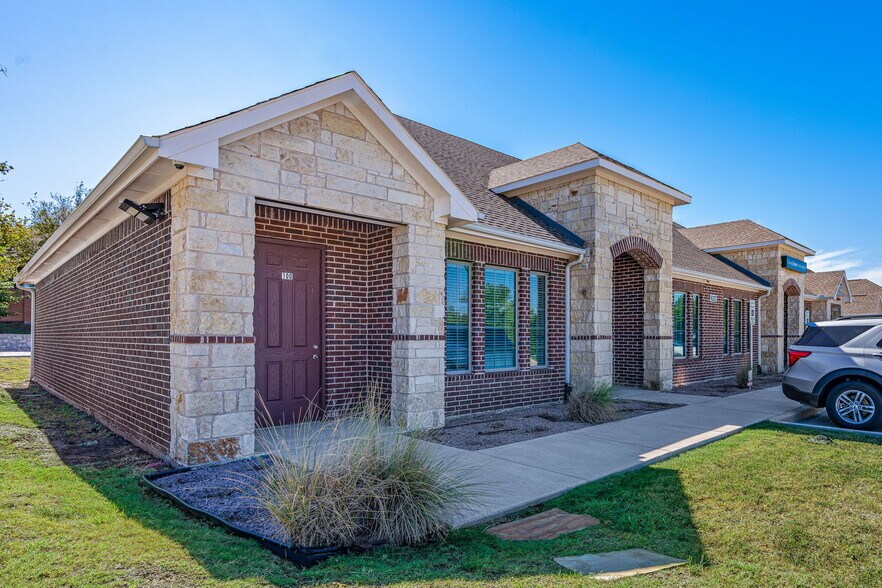 8212 Liberty Grove Rd, Rowlett, TX à vendre - Photo de l’immeuble – Image 2 sur 31