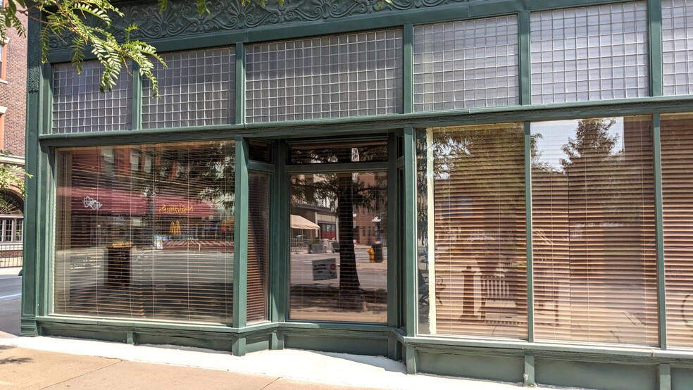 115 W Jefferson St, Bloomington, IL à louer - Photo de l’immeuble – Image 3 sur 10
