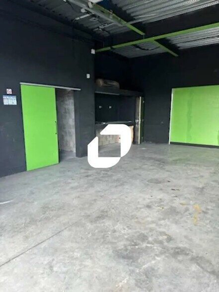 Local d’activités dans Bréval à louer - Photo de l’immeuble – Image 2 sur 10