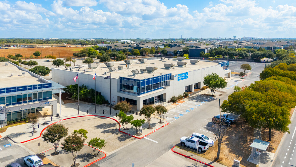 1560 Cable Ranch Rd, San Antonio, TX à louer - Photo de l’immeuble – Image 1 sur 4
