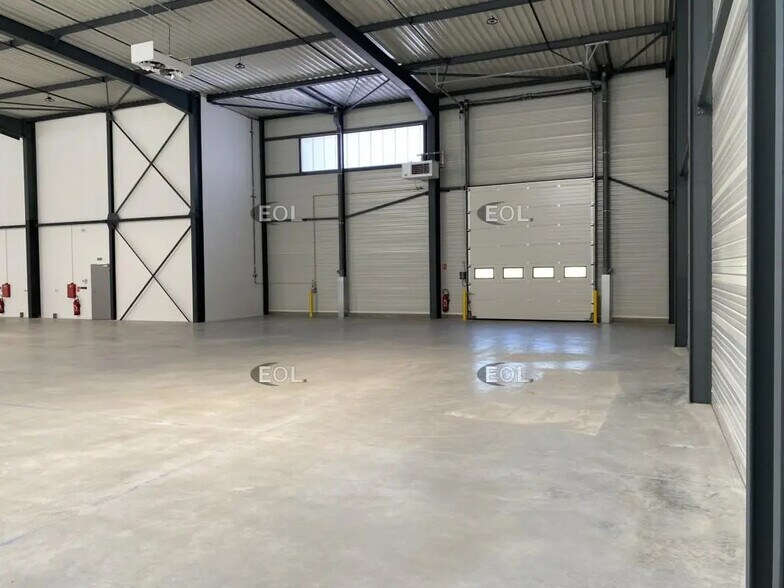 Local d’activités dans Saint-Priest à louer - Photo de l’immeuble – Image 3 sur 6