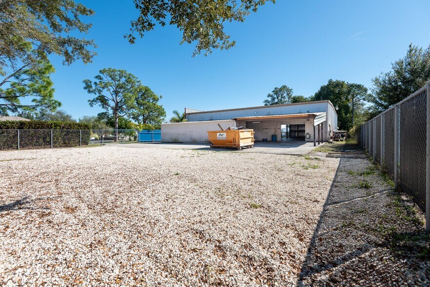 420 NE 3rd Ave, Cape Coral, FL à louer - Photo de l’immeuble – Image 3 sur 22