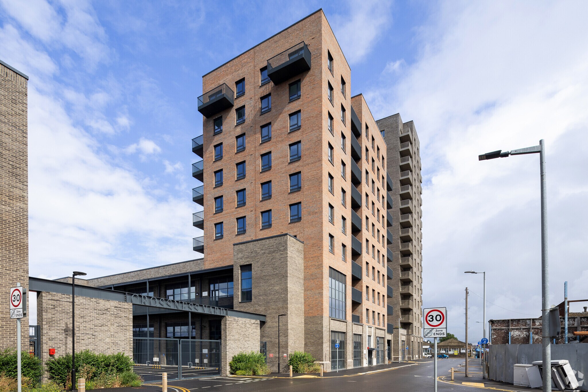 12 Crossness Yard, Barking à louer Photo principale– Image 1 sur 5