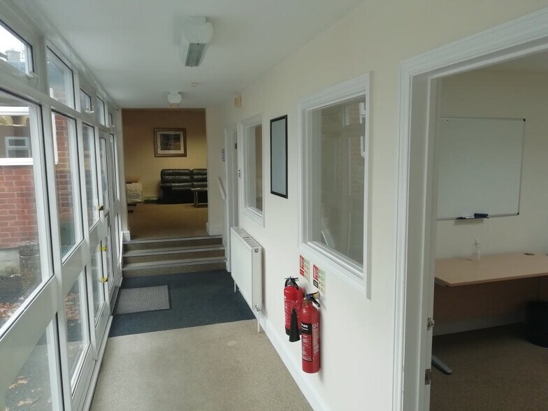 Charters Rd, Ascot à louer - Photo de l’immeuble – Image 2 sur 5