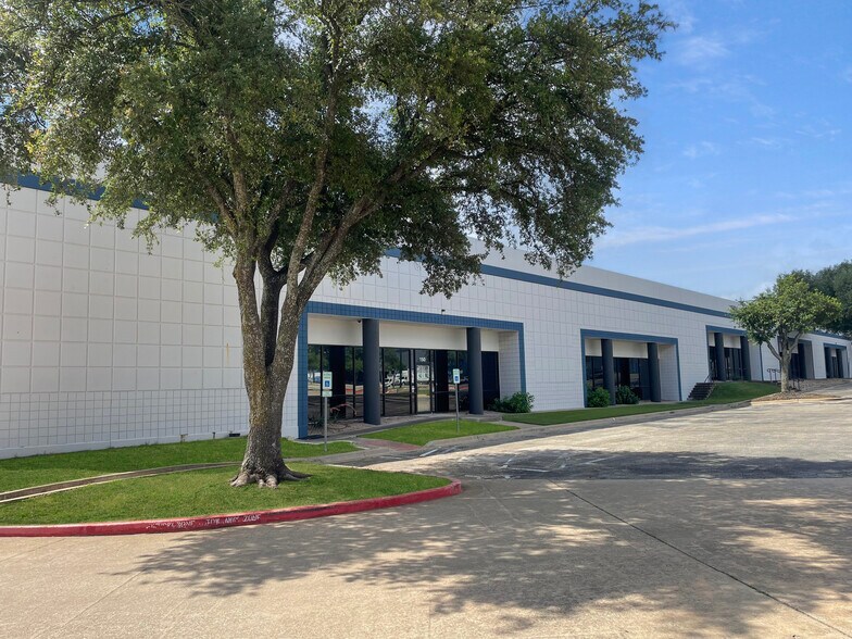 1901 W Braker Ln, Austin, TX à louer - Photo de l’immeuble – Image 3 sur 25