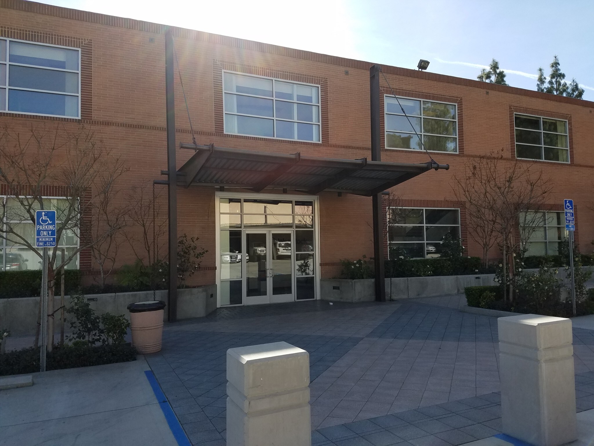 100 E Tujunga Ave, Burbank, CA à louer Photo principale– Image 1 sur 8