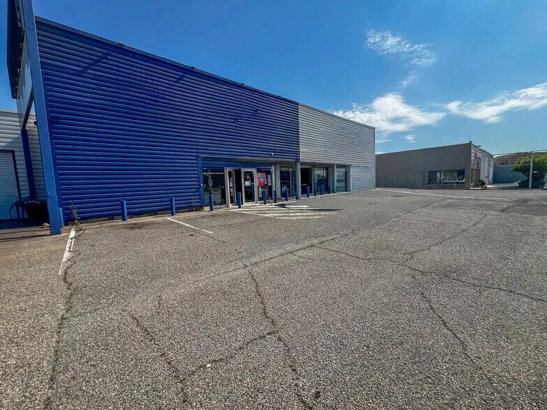 Local commercial dans Orange à louer - Photo de l’immeuble – Image 1 sur 8