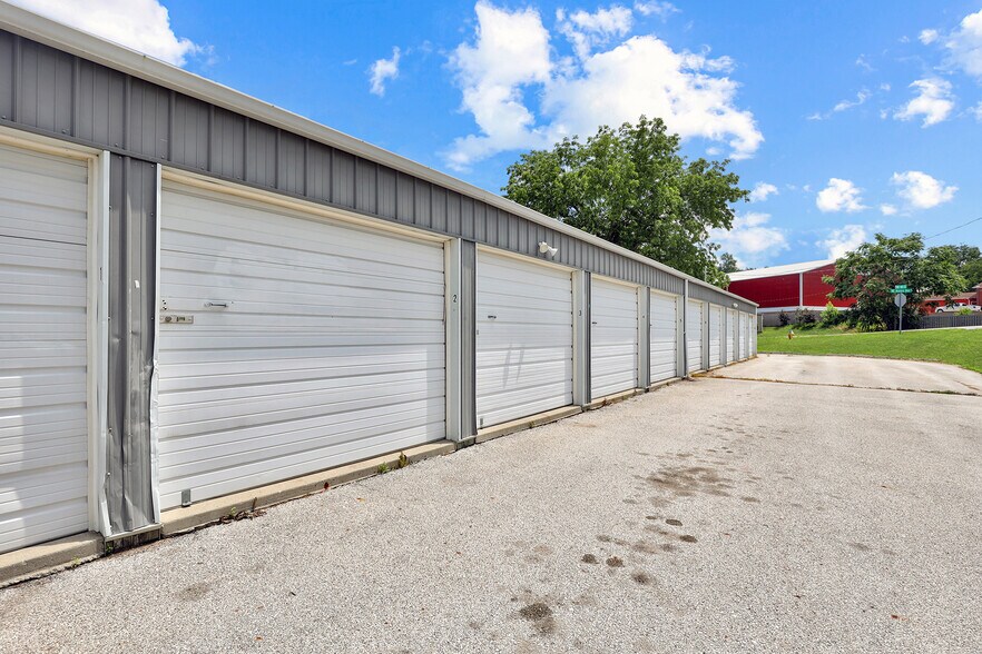4227 NE 43rd Ct, Des Moines, IA à vendre - Photo de l’immeuble – Image 2 sur 8