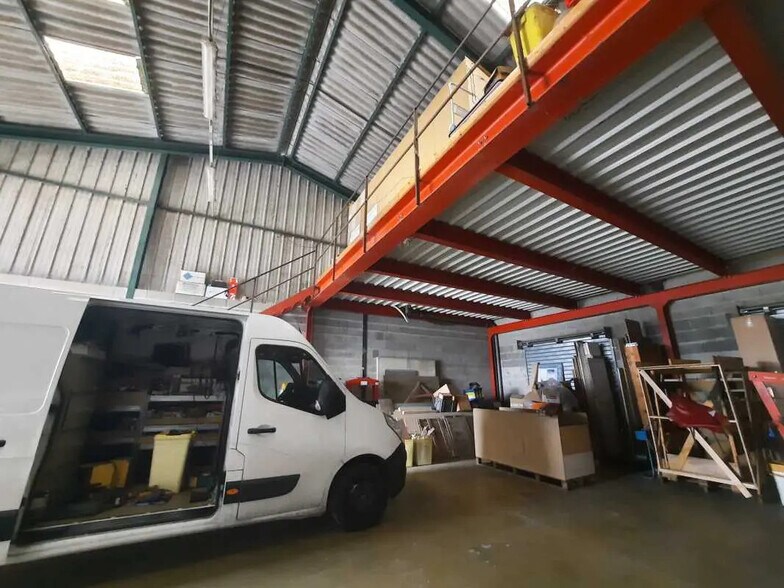 Local d’activités dans MARCILLY-D'AZERGUES à louer - Photo de l’immeuble – Image 2 sur 11