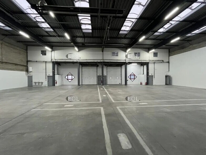 Local d’activités dans Élancourt à louer - Photo intérieure – Image 3 sur 13