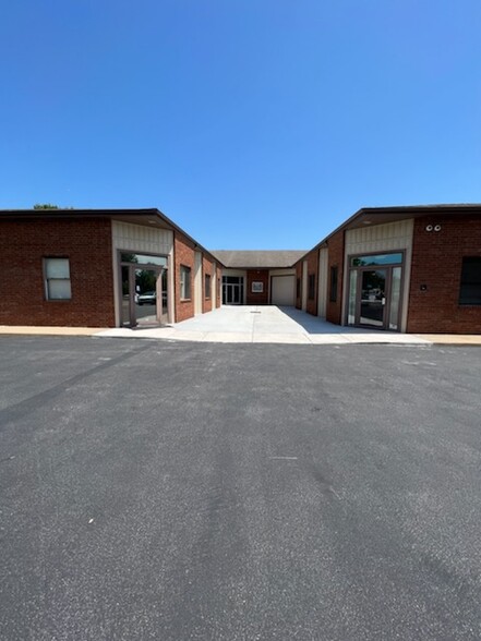 618 Cepi Dr, Chesterfield, MO à louer - Photo de l’immeuble – Image 3 sur 6