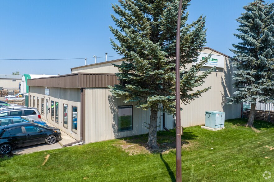 4980 28th St SE, Calgary, AB à vendre - Photo de l’immeuble – Image 3 sur 14