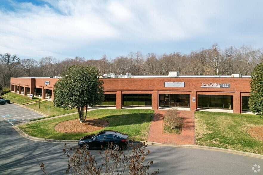 1337 Hundred Oaks Dr, Charlotte, NC à louer - Photo principale – Image 1 sur 20
