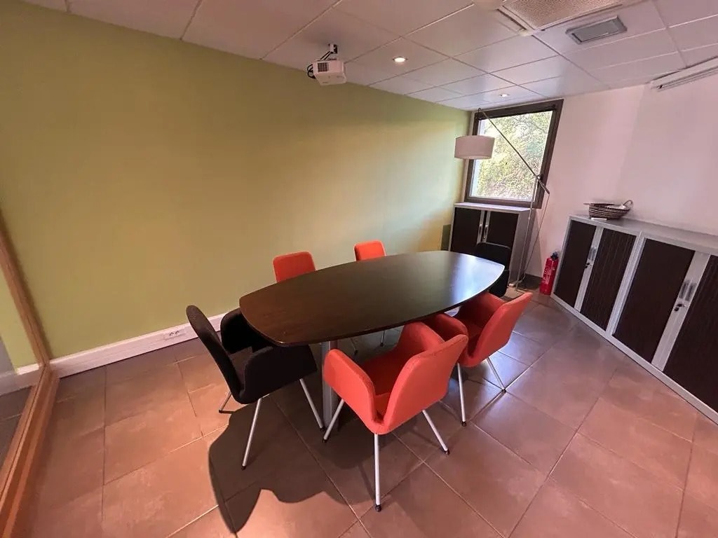 515 Avenue De La Tramontane, La Ciotat, BDR 13600 - Lot Bâtiment C - - Photo intérieure - Image 2 of 9