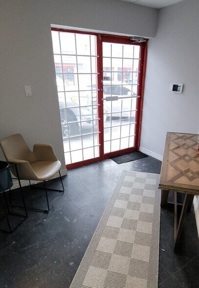 10 Sunray St, Whitby, ON à louer - Photo de l’immeuble – Image 3 sur 10