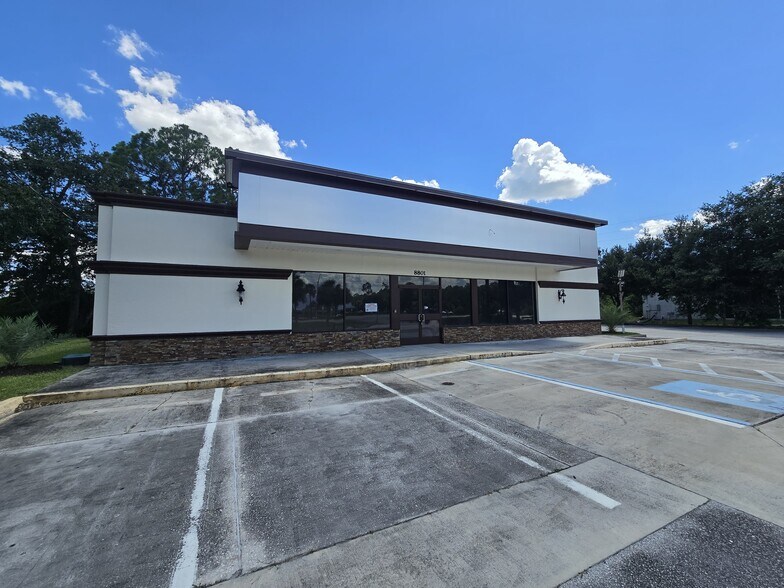 8801 20th St, Vero Beach, FL à louer - Photo de l’immeuble – Image 2 sur 17