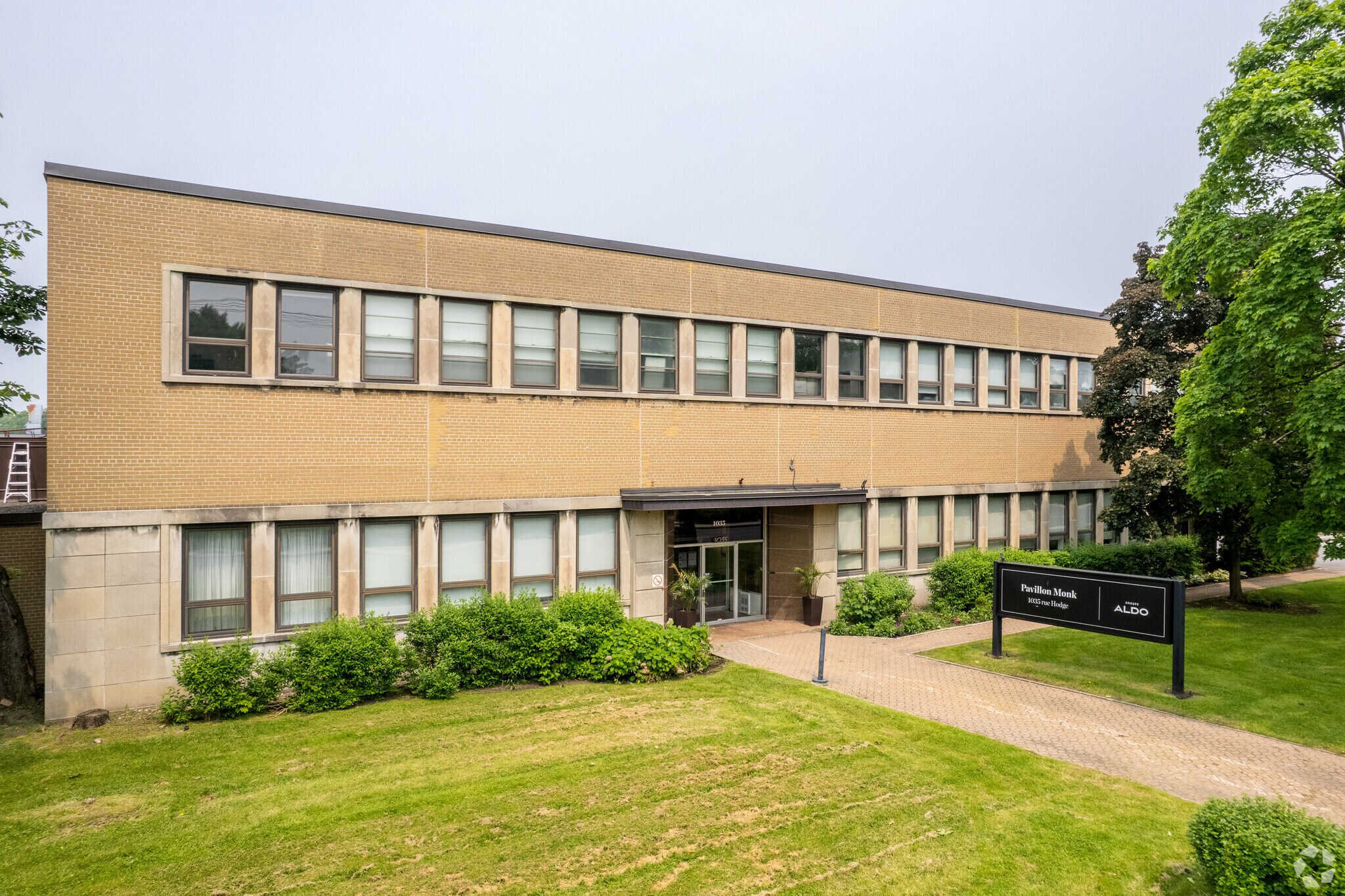 1035-1065 Rue Hodge, Montréal, QC à louer Photo principale– Image 1 sur 5