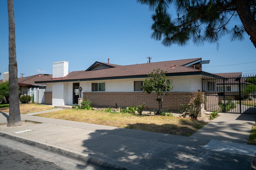 2127 E Almont Ave, Anaheim, CA à vendre - Photo de l’immeuble – Image 2 sur 9