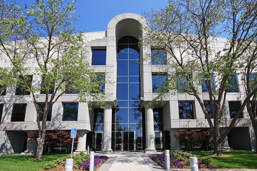 17300 Preston Rd, Dallas, TX à vendre - Photo de l’immeuble – Image 1 sur 9