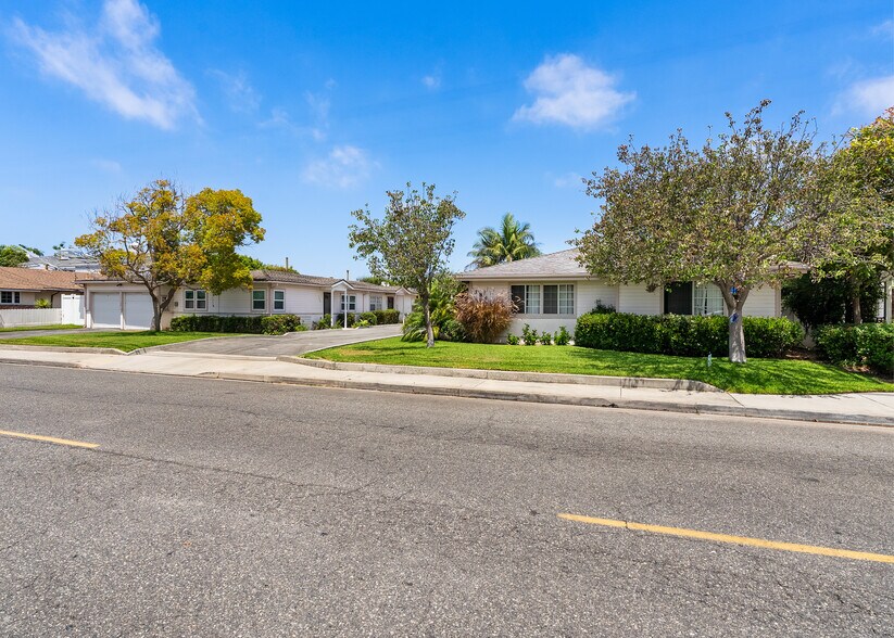 384 E 16th St, Costa Mesa, CA à vendre - Photo de l’immeuble – Image 2 sur 9