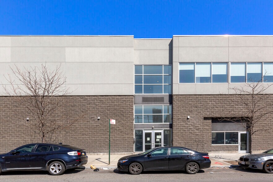 22-11 38th Ave, Long Island City, NY à louer - Photo de l’immeuble – Image 2 sur 7