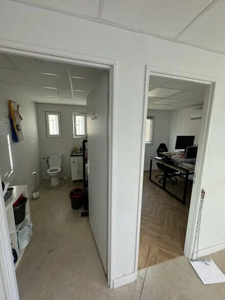 Local commercial dans  à louer - Photo de l’immeuble – Image 1 sur 6