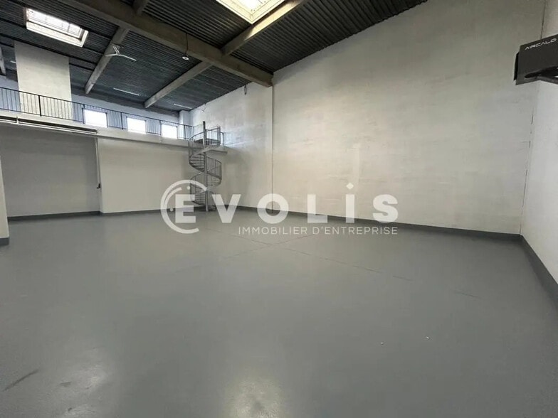 Local d’activités dans Lisses à louer - Photo intérieure – Image 3 sur 11