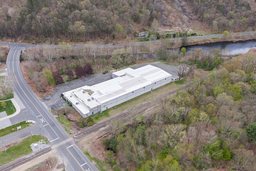 760 Frost Bridge Rd, Watertown, CT à vendre - Photo de l’immeuble – Image 3 sur 3