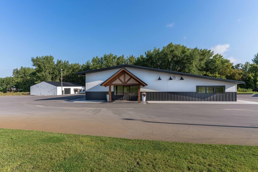 3327 E Fir Ave, Fergus Falls, MN à vendre - Photo principale – Image 1 sur 21
