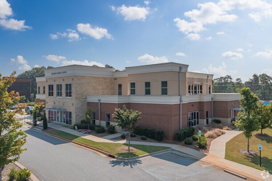 703 Verdae Blvd, Greenville, SC à louer - Photo de l’immeuble – Image 2 sur 13