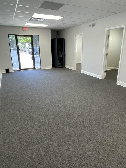 13555 Automobile Blvd, Clearwater, FL à louer - Photo de l’immeuble – Image 2 sur 7