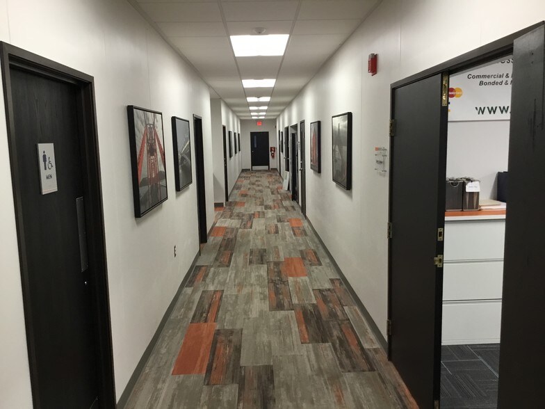 2655 E Oakley Park Rd, Commerce Township, MI à louer - Photo intérieure – Image 3 sur 5