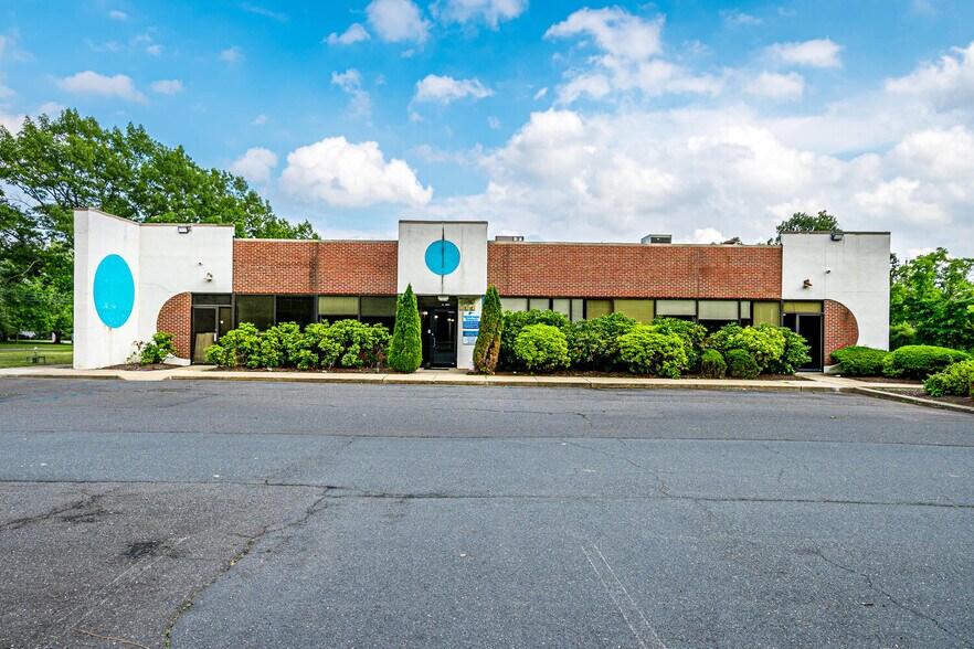 107 Cedar Grove Ln, Somerset, NJ à louer - Photo de l’immeuble – Image 2 sur 8