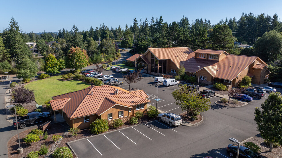 1963 Thompson Rd, Coos Bay, OR à vendre - Photo principale – Image 1 sur 48