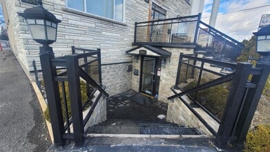 3843-3847 Boul Saint-Martin O, Laval, QC à louer Photo de l’immeuble– Image 2 sur 8