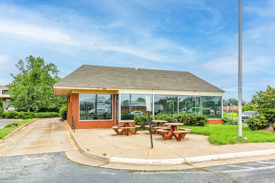 766 Warrenton Rd, Fredericksburg, VA à louer - Photo de l’immeuble – Image 2 sur 3