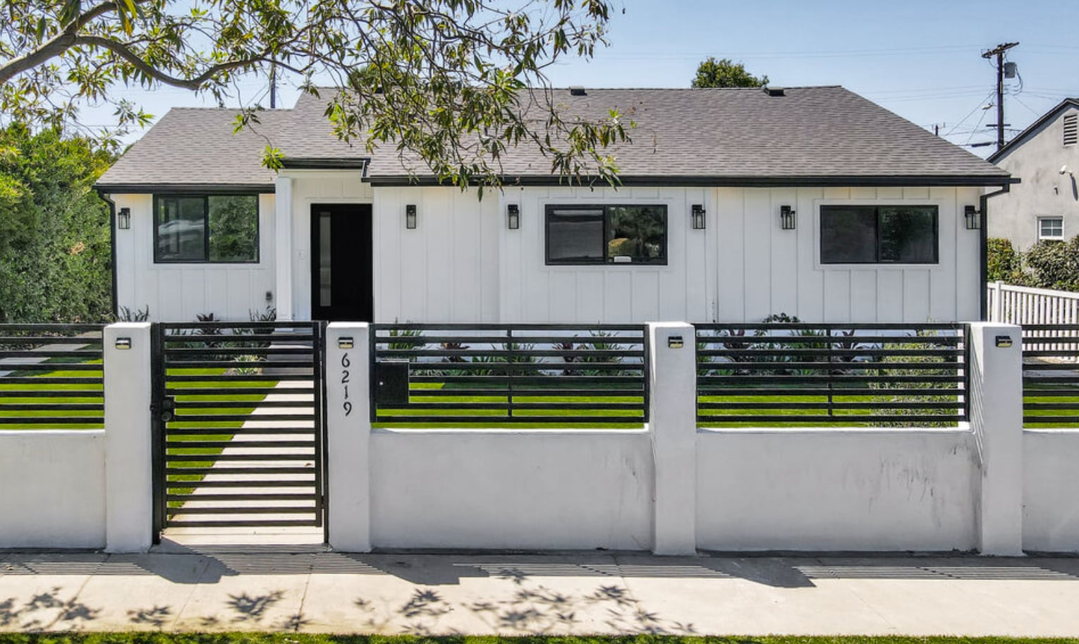 6219 Sylvia Ave, Tarzana, CA à louer Photo de l’immeuble– Image 1 sur 9