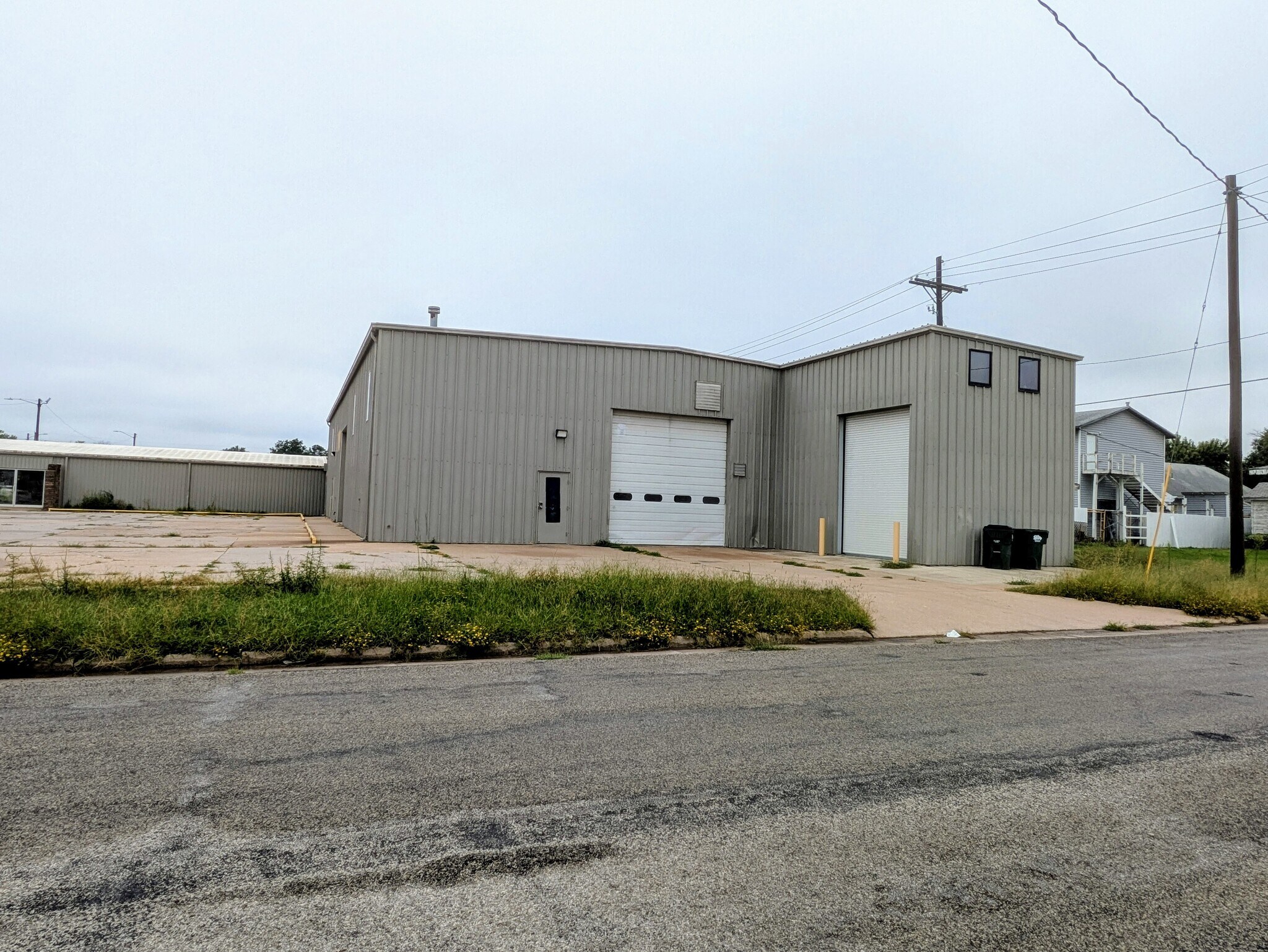 930 E 4th Ave, Hutchinson, KS à louer Photo principale– Image 1 sur 6
