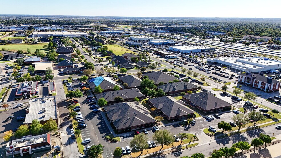 1006 24th Ave NW, Norman, OK à vendre - Photo de l’immeuble – Image 3 sur 67