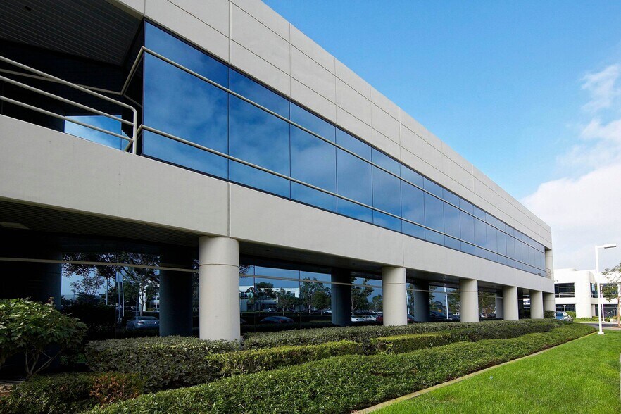 213 Technology Dr, Irvine, CA à louer - Photo de l’immeuble – Image 3 sur 3