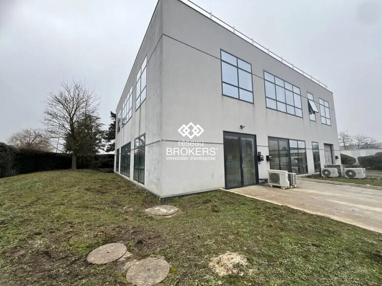 Local d’activités dans Les Ulis à louer - Photo de l’immeuble – Image 1 sur 9