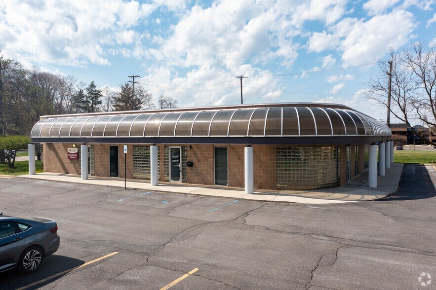43750 Woodward Ave, Bloomfield Hills, MI à louer - Photo de l’immeuble – Image 2 sur 7