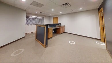 10625 W North Ave, Milwaukee, WI à louer Numérisation 3D Matterport– Image 1 sur 7
