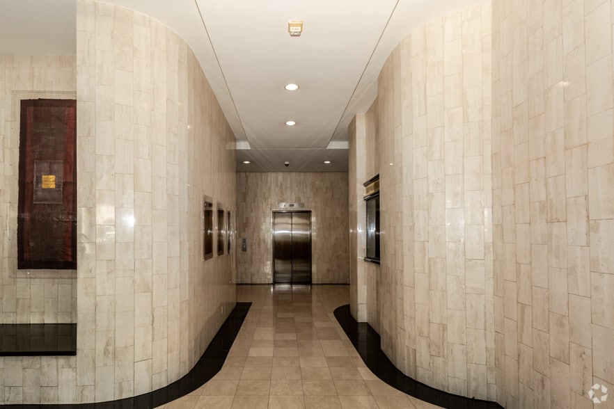 11726 San Vicente Blvd, Los Angeles, CA à louer - Hall d’entrée – Image 2 sur 14