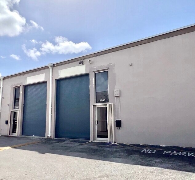 4825-4829 SW 75th Ave, Miami, FL à louer - Photo de l’immeuble – Image 3 sur 15