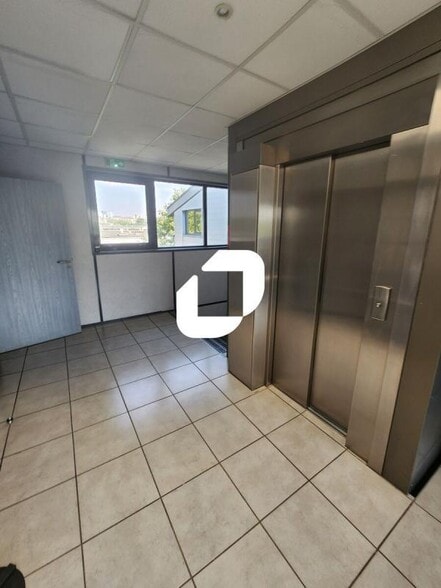 Local d'activités dans Créteil à vendre - Photo de l’immeuble – Image 2 sur 12